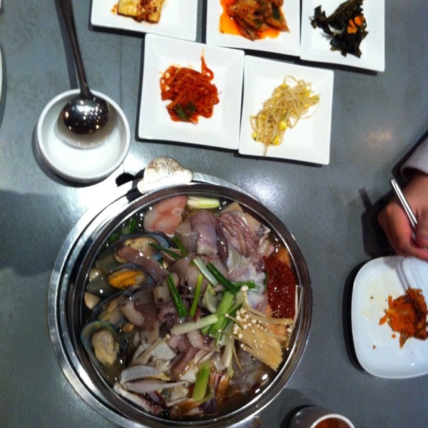 Снимок сделан в Royal Seoul House Korean Restaurant пользователем rosa s. 12/17/2013