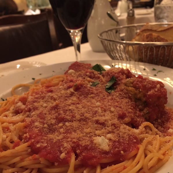 3/22/2016 tarihinde Luis P.ziyaretçi tarafından Patsy&#39;s Italian Restaurant'de çekilen fotoğraf