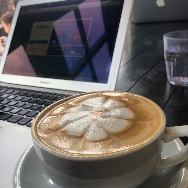 9/2/2014 tarihinde Corey R.ziyaretçi tarafından Tin Umbrella Coffee'de çekilen fotoğraf