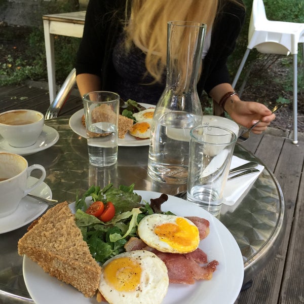 Foto tirada no(a) Bistro Zahrada por Vladka D. em 7/27/2015