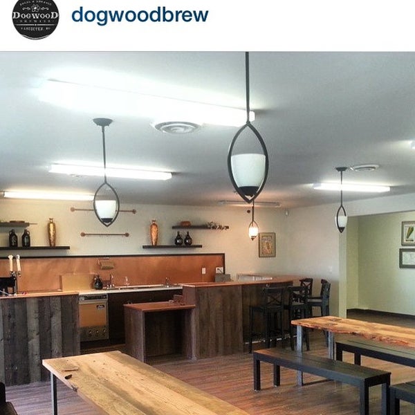 4/12/2015 tarihinde Kelsey M.ziyaretçi tarafından Dogwood Brewery'de çekilen fotoğraf