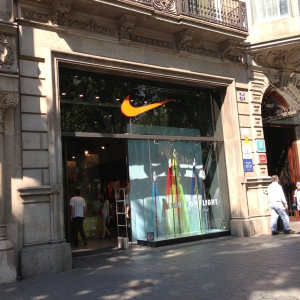 Comenzar Abundancia Electrónico Nike Store (Now Closed) - La Dreta de l'Eixample - 17 tips from 1930  visitors
