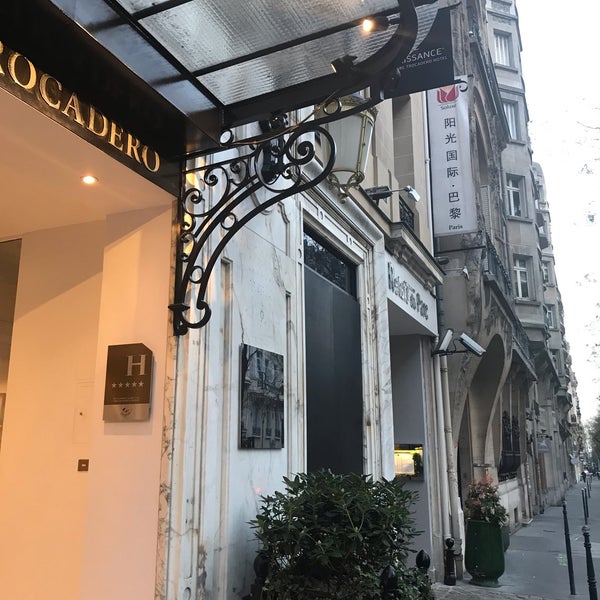 Foto diambil di Renaissance Paris Le Parc Trocadero Hotel oleh Nuno D. pada 4/8/2019