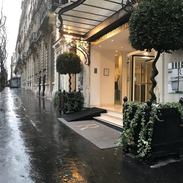 Foto diambil di Renaissance Paris Le Parc Trocadero Hotel oleh Nuno D. pada 3/8/2018