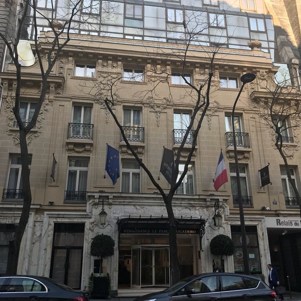 Foto diambil di Renaissance Paris Le Parc Trocadero Hotel oleh Nuno D. pada 4/18/2018