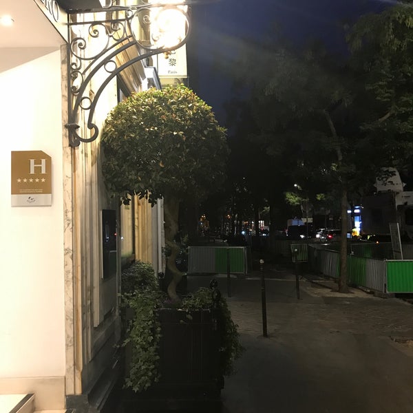 Foto diambil di Renaissance Paris Le Parc Trocadero Hotel oleh Nuno D. pada 10/15/2018