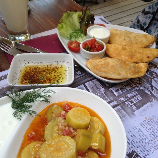 Das Foto wurde bei Café des Cafés von Deniz Ç. am 4/24/2013 aufgenommen