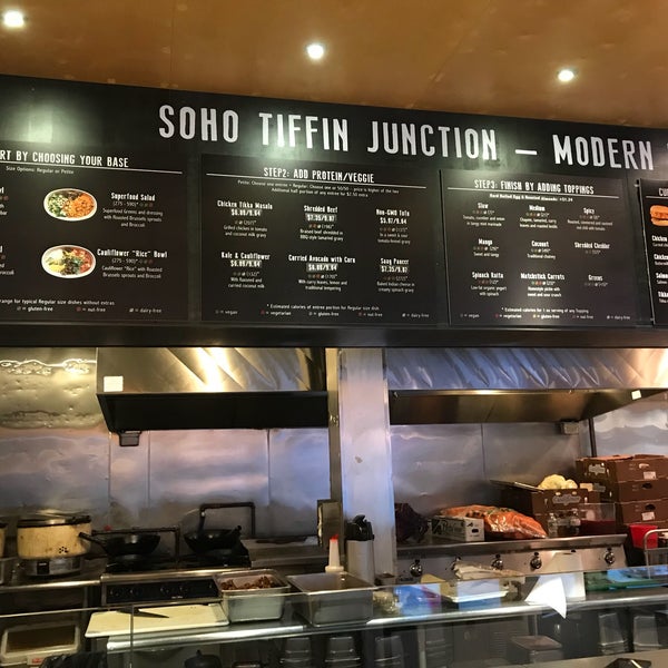 5/8/2018 tarihinde Tiffany W.ziyaretçi tarafından Soho Tiffin Junction – Burgers &amp; Bowls'de çekilen fotoğraf