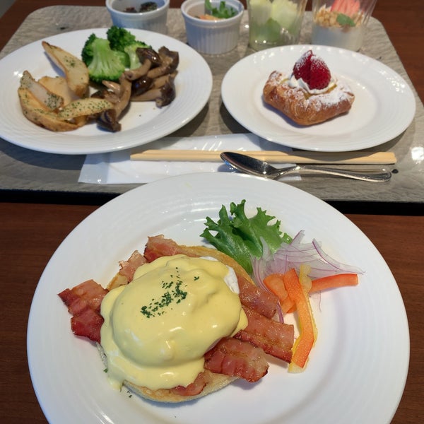 Photo taken at Courtyard by Marriott Tokyo Ginza Hotel by cake on 11/27/2020