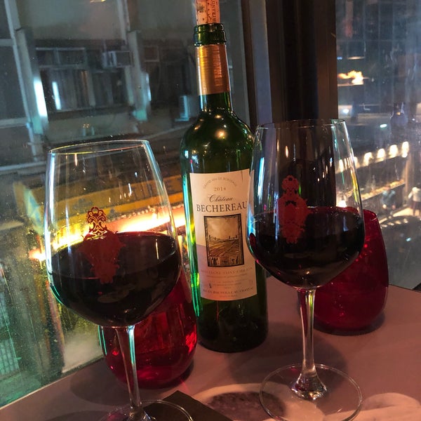 Foto diambil di Scarlett Café &amp; Wine Bar oleh Duong N. pada 2/24/2019