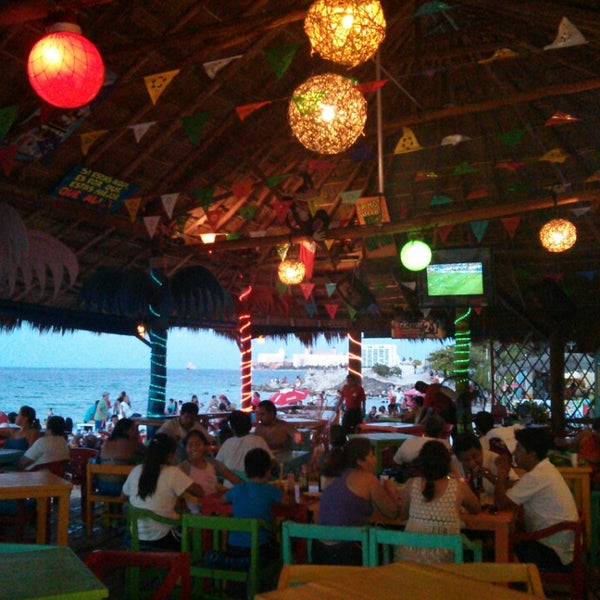7/28/2013にCatalina L.がParadise Restaurant &amp; Beach Barで撮った写真