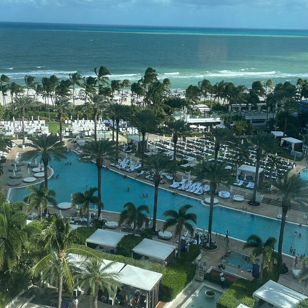รูปภาพถ่ายที่ Fontainebleau Miami Beach โดย RAKAN เมื่อ 10/28/2023