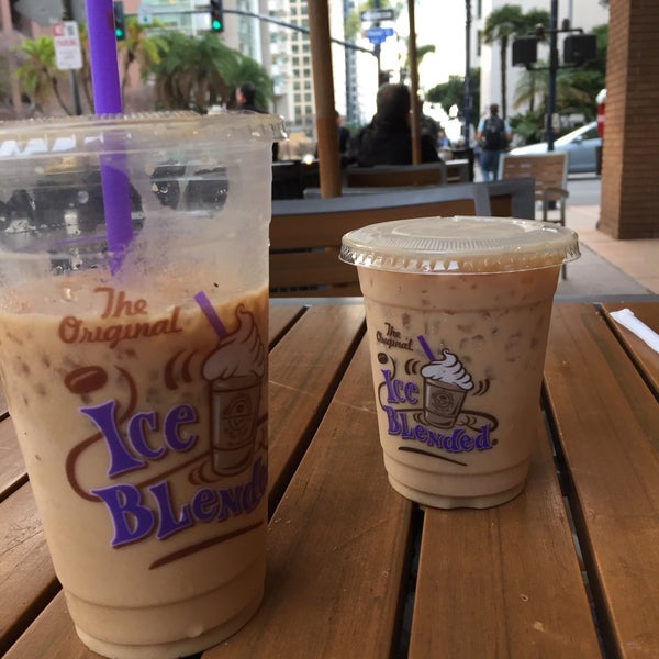 Photo taken at The Coffee Bean &amp; Tea Leaf by Alfred A. on 1/20/2016