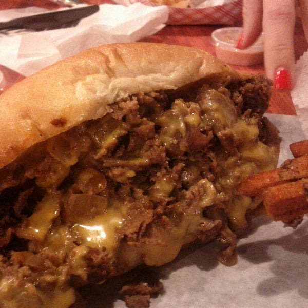 3/8/2013 tarihinde txtMovieClubziyaretçi tarafından ForeFathers Gourmet Cheesesteaks &amp; Fries'de çekilen fotoğraf
