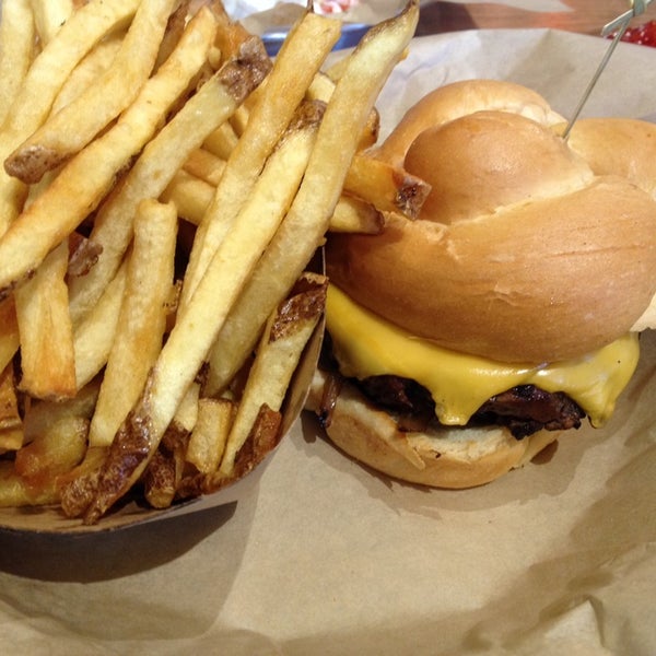 Foto diambil di Ivy&#39;s Burgers, Hot Dogs and Fries oleh Russell S. pada 12/3/2013