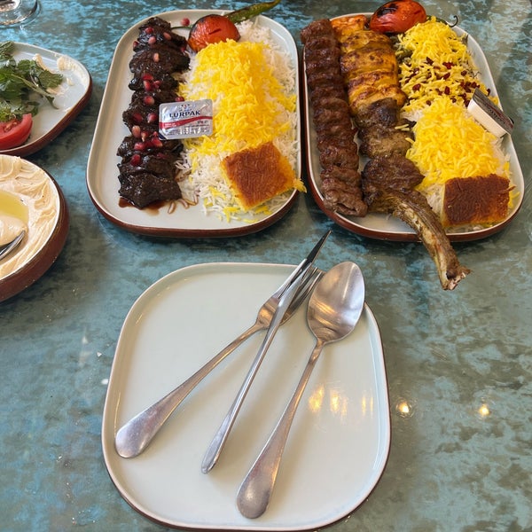 รูปภาพถ่ายที่ Iran Zamin Restaurant โดย M، เมื่อ 8/8/2023