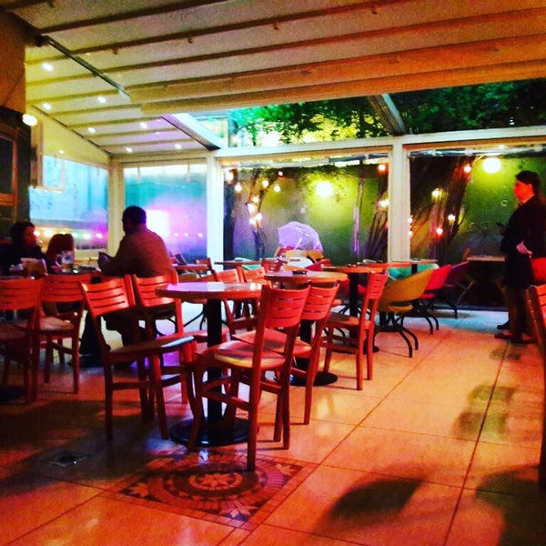 Foto scattata a Happy Hours Pub da Özge B. il 5/27/2016