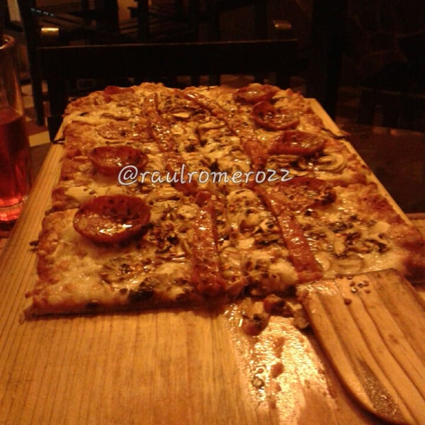 Снимок сделан в Mateo&#39;s Pizza &amp; Artesanal пользователем Raul R. 3/16/2014