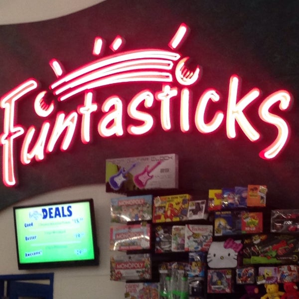 รูปภาพถ่ายที่ Funtasticks Family Fun Park โดย Randy W. เมื่อ 5/21/2014