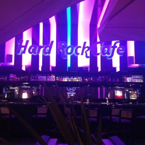 รูปภาพถ่ายที่ Hard Rock Cafe Santiago โดย Daniela E. เมื่อ 5/9/2013