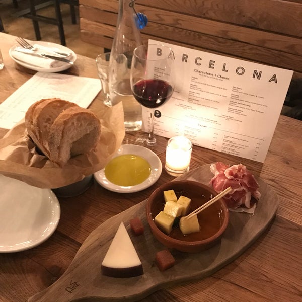 Das Foto wurde bei Barcelona Wine Bar von Jennifer H. am 12/15/2017 aufgenommen