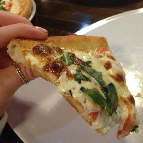 รูปภาพถ่ายที่ Mama&#39;s Pizza โดย Jennifer H. เมื่อ 7/31/2014