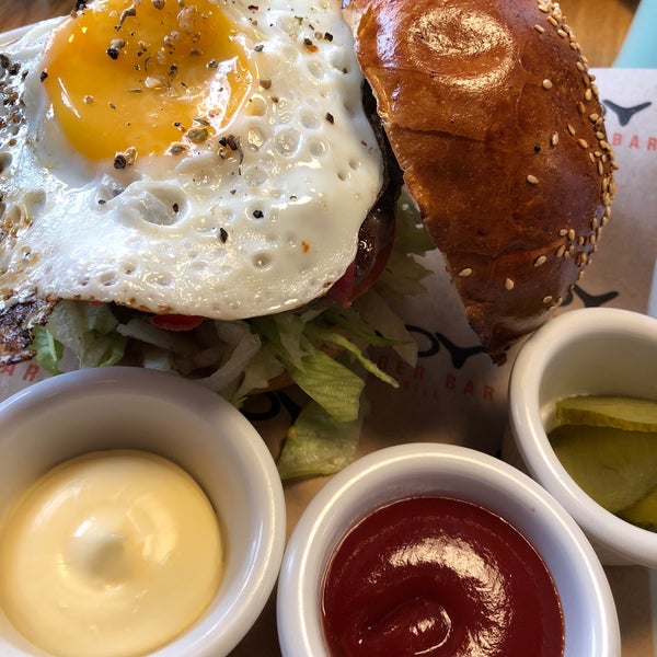 11/2/2018 tarihinde Jennifer H.ziyaretçi tarafından Joy Burger Bar &amp; Grill'de çekilen fotoğraf