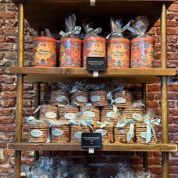 Photo taken at van Wonderen Stroopwafels by Abdullah on 4/18/2024