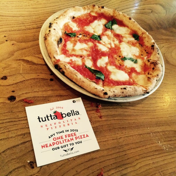 Foto tirada no(a) Tutta Bella Neapolitan Pizzeria por Inna B. em 8/6/2015