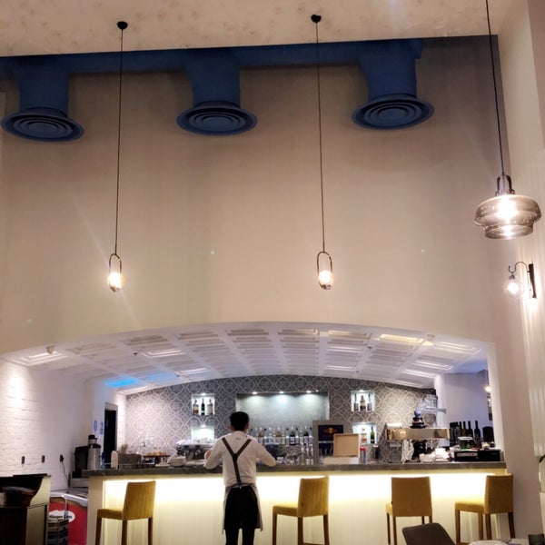 Foto diambil di Volta Restaurant and Lounge oleh J . pada 12/5/2019