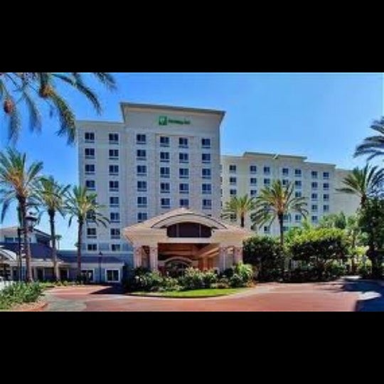 Photo taken at Holiday Inn Anaheim-Resort Area by Fabiola V. on 7/15/2014