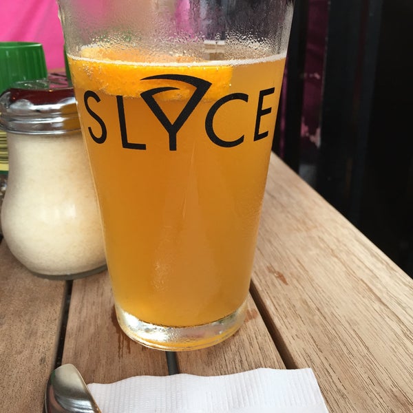 8/3/2015 tarihinde Scott F.ziyaretçi tarafından Slyce Pizza Bar'de çekilen fotoğraf