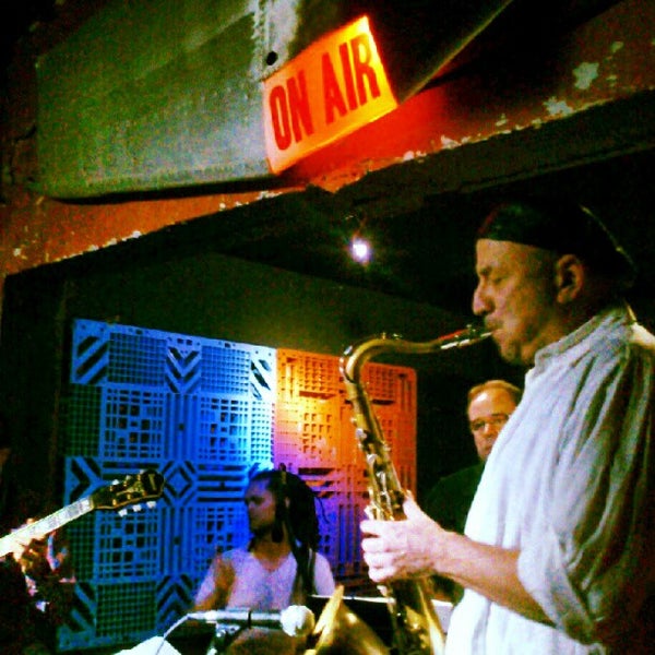 Foto scattata a Jazz nos Fundos da Maria T. il 9/15/2012