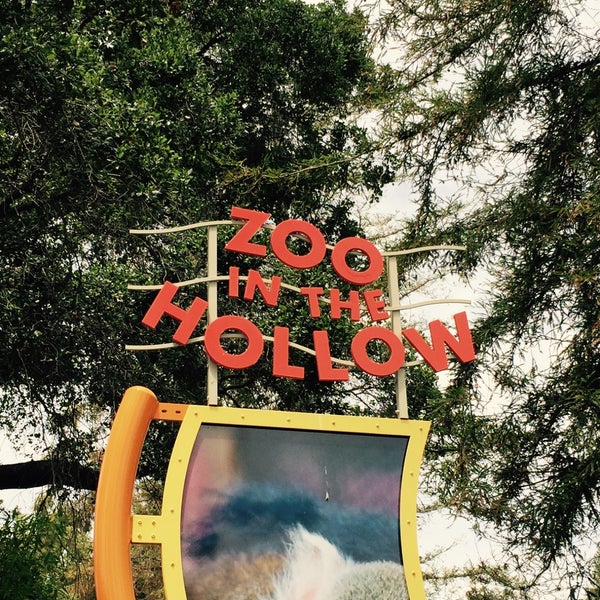 Foto diambil di Happy Hollow Park &amp; Zoo oleh Na W. pada 5/17/2015