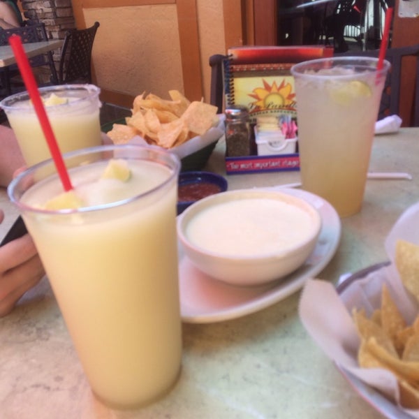 รูปภาพถ่ายที่ La Parrilla Mexican Restaurant โดย Kayleigh W. เมื่อ 5/5/2014