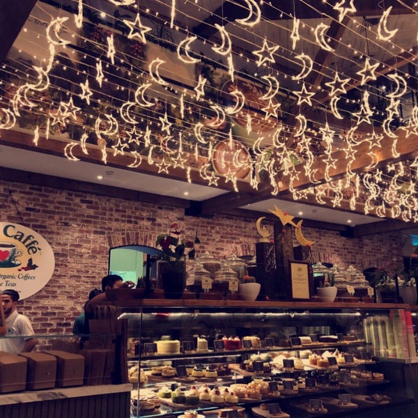 Photo taken at Urth Caffé by Yara on 5/11/2019