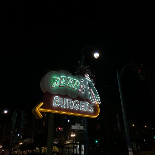 Photo prise au Beep&#39;s Burgers par Amanda B. le8/22/2020
