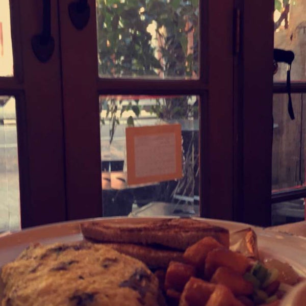 Photo taken at The Grey Dog - Chelsea by سَمايا .. on 6/23/2019