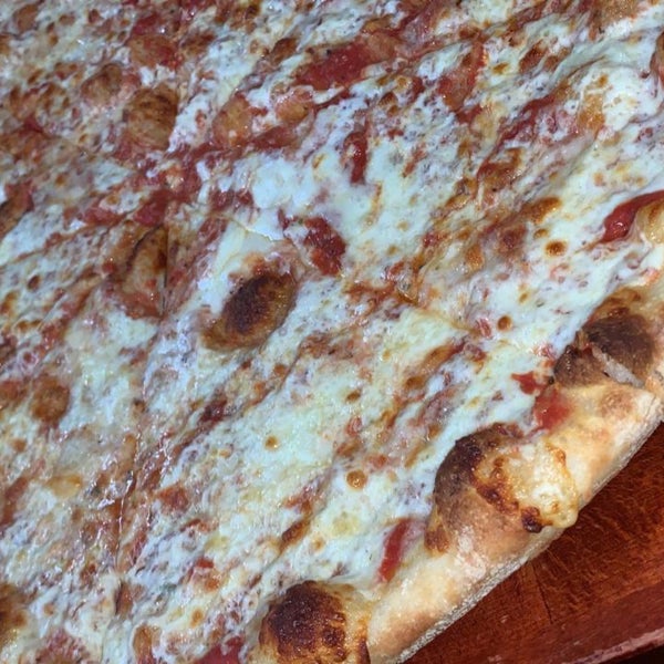 Foto tirada no(a) Famous Ben&#39;s Pizza of SoHo por Andrea B. em 2/22/2019