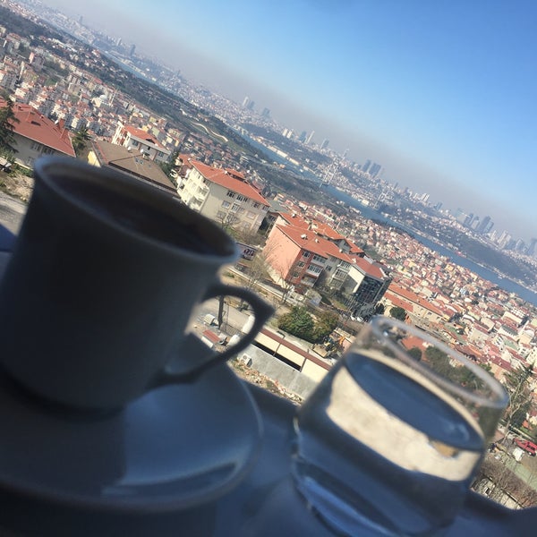 Foto diambil di Desde Cafe &amp; Restaurant oleh Buket Evcin pada 3/12/2018