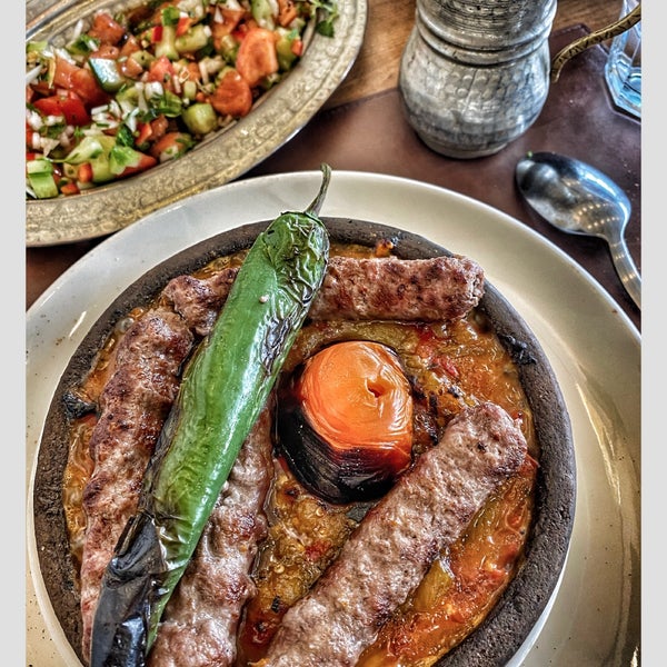 Das Foto wurde bei Kapadokya Kebapzade Restaurant von MERVE KELEŞ am 1/1/2022 aufgenommen