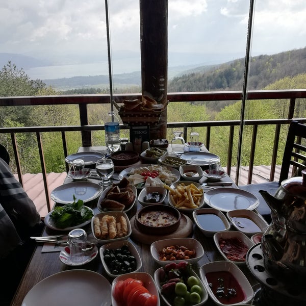Das Foto wurde bei Saklı Vadi Kartepe von Nermin am 4/21/2019 aufgenommen