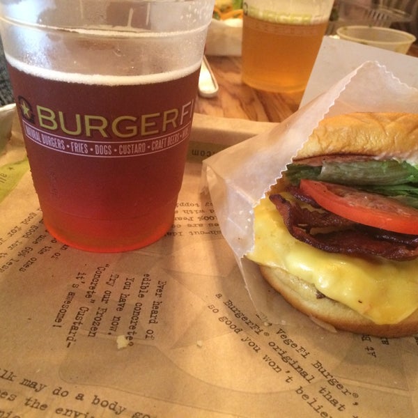 รูปภาพถ่ายที่ BurgerFi โดย Crystal T. เมื่อ 9/5/2014