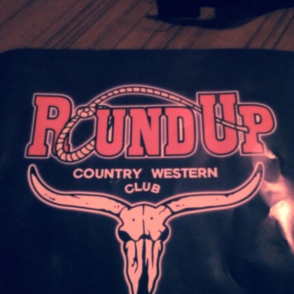Снимок сделан в Round Up Country Western Night Club &amp; Restaurant пользователем Crystal T. 10/4/2014