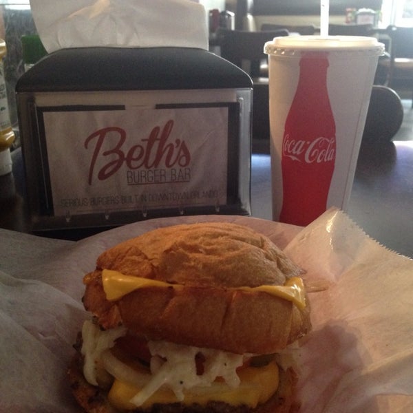 Foto scattata a Beth&#39;s Burger Bar da Gerry V. il 5/31/2014