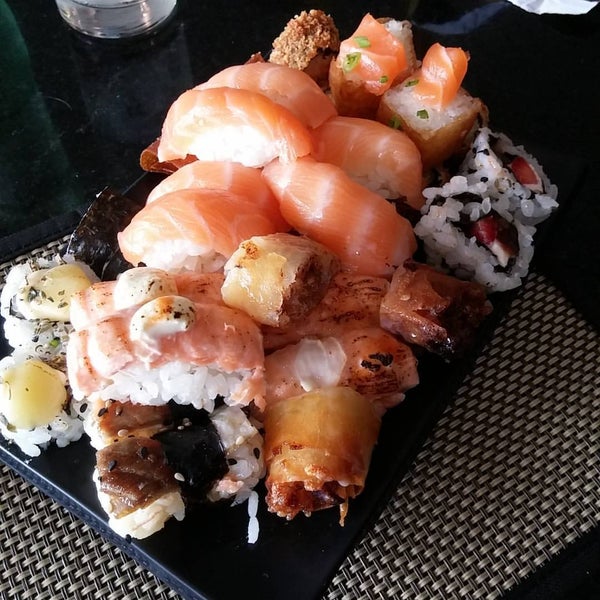 Foto tirada no(a) Mokai Sushi Lounge Bar por Rafael T. em 10/23/2015