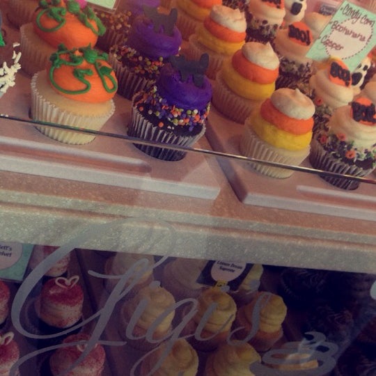 Photo taken at Gigi&#39;s Cupcakes by Zahra H. on 10/14/2014