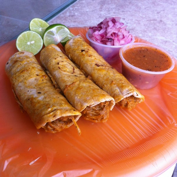 รูปภาพถ่ายที่ Tacos Tulum โดย Luis P. เมื่อ 5/28/2013