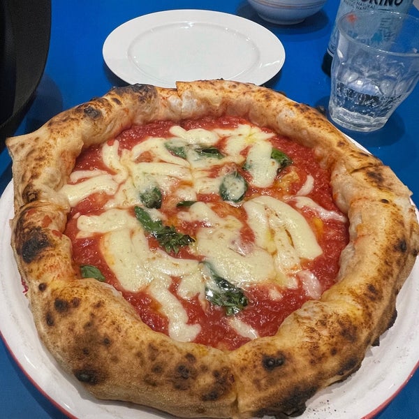 รูปภาพถ่ายที่ Pizzeria da peppe Napoli Sta&#39;ca โดย HK 🫁 เมื่อ 11/19/2023