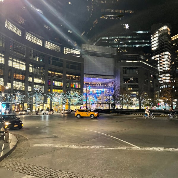 Foto tirada no(a) The Shops at Columbus Circle por HK 🫁 em 11/27/2022